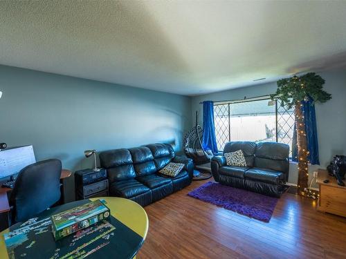 122&124 Highland Place, Penticton, BC - Indoor Photo Showing Living Room
