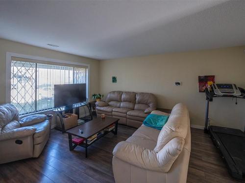 122&124 Highland Place, Penticton, BC - Indoor Photo Showing Living Room