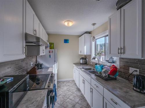 122&124 Highland Place, Penticton, BC - Indoor Photo Showing Kitchen With Double Sink
