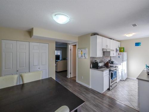 122&124 Highland Place, Penticton, BC - Indoor Photo Showing Kitchen