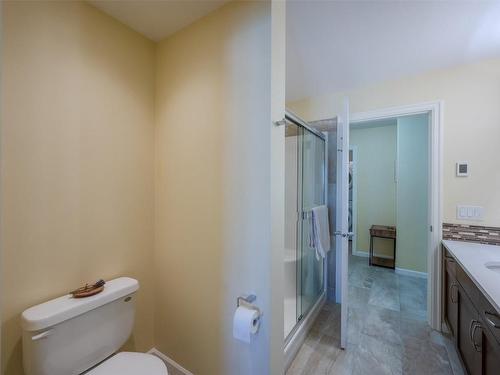 301-3591 Skaha Lake Road, Penticton, BC - Indoor Photo Showing Bathroom