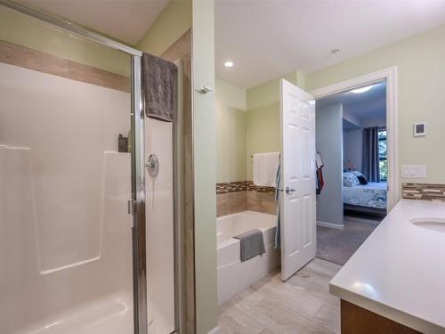 301-3591 Skaha Lake Road, Penticton, BC - Indoor Photo Showing Bathroom