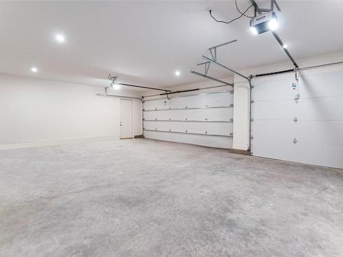 1087 Elk Street, Penticton, BC - Indoor Photo Showing Garage