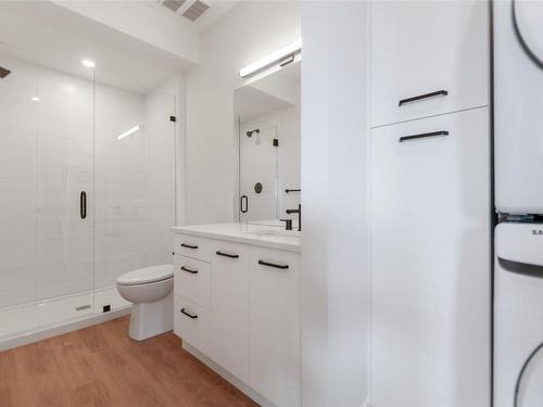 1087 Elk Street, Penticton, BC - Indoor Photo Showing Bathroom