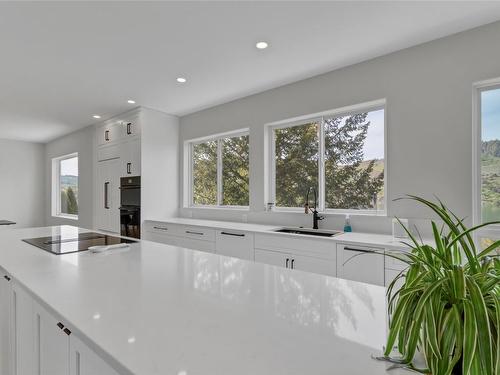 13980 Ponderosa Way, Coldstream, BC - Indoor Photo Showing Kitchen