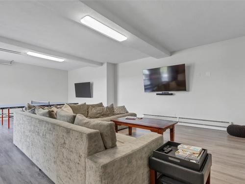 13980 Ponderosa Way, Coldstream, BC - Indoor Photo Showing Living Room