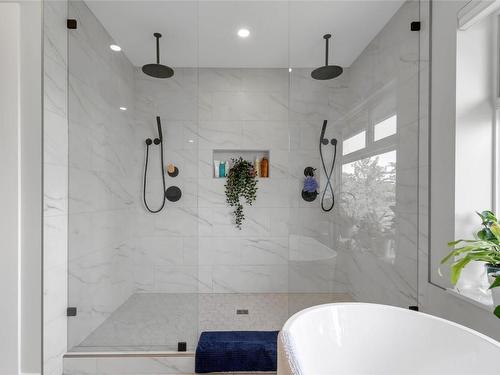 13980 Ponderosa Way, Coldstream, BC - Indoor Photo Showing Bathroom