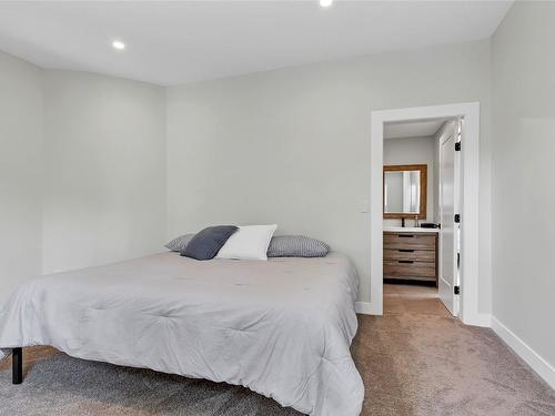 13980 Ponderosa Way, Coldstream, BC - Indoor Photo Showing Bedroom