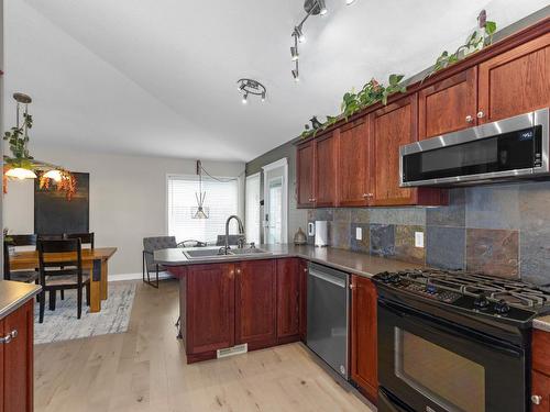 2304 Shannon Heights Place, West Kelowna, BC - Indoor Photo Showing Kitchen