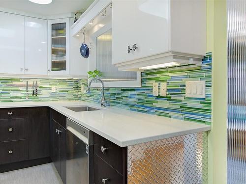 549 Okanagan Boulevard, Kelowna, BC - Indoor Photo Showing Kitchen With Upgraded Kitchen