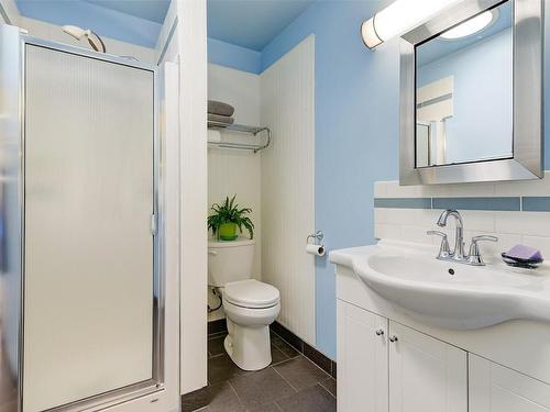 549 Okanagan Boulevard, Kelowna, BC - Indoor Photo Showing Bathroom
