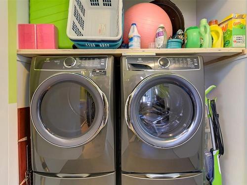 549 Okanagan Boulevard, Kelowna, BC - Indoor Photo Showing Laundry Room