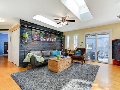 549 Okanagan Boulevard, Kelowna, BC - Indoor Photo Showing Living Room