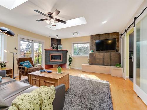 549 Okanagan Boulevard, Kelowna, BC - Indoor Photo Showing Living Room With Fireplace