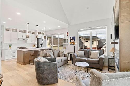 6749 La Palma Loop, Kelowna, BC - Indoor Photo Showing Living Room