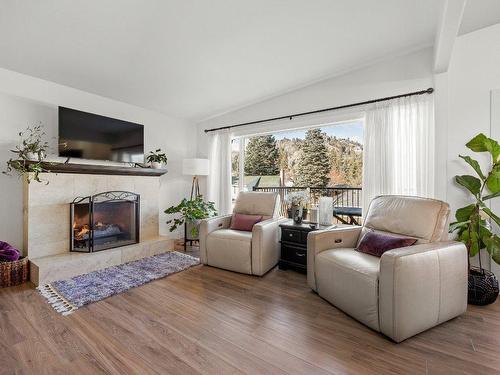 1434 Gaddes Avenue, Kelowna, BC - Indoor Photo Showing Living Room With Fireplace