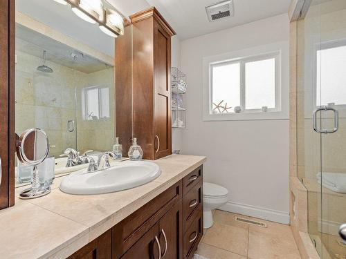 1434 Gaddes Avenue, Kelowna, BC - Indoor Photo Showing Bathroom