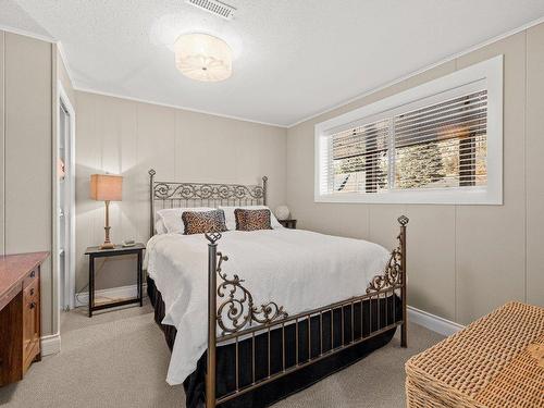1434 Gaddes Avenue, Kelowna, BC - Indoor Photo Showing Bedroom