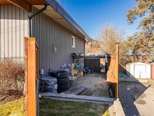 1434 Gaddes Avenue, Kelowna, BC - Outdoor With Exterior