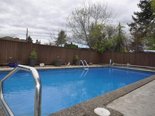 1434 Gaddes Avenue, Kelowna, BC - Outdoor With In Ground Pool With Backyard