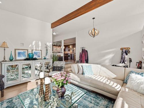 1434 Gaddes Avenue, Kelowna, BC - Indoor Photo Showing Living Room