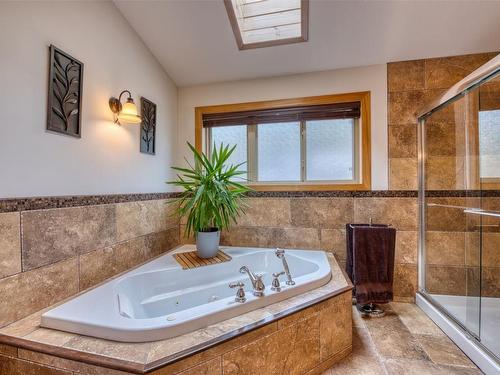 7390 Fintry Delta Road, Kelowna, BC - Indoor Photo Showing Bathroom