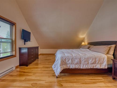 7390 Fintry Delta Road, Kelowna, BC - Indoor Photo Showing Bedroom