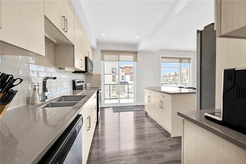 904 West Village Square, London, ON - Indoor Photo Showing Kitchen With Double Sink With Upgraded Kitchen