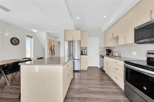 904 West Village Square, London, ON - Indoor Photo Showing Kitchen With Stainless Steel Kitchen With Upgraded Kitchen