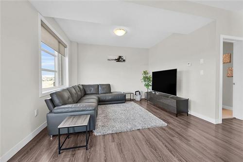 904 West Village Square, London, ON - Indoor Photo Showing Living Room