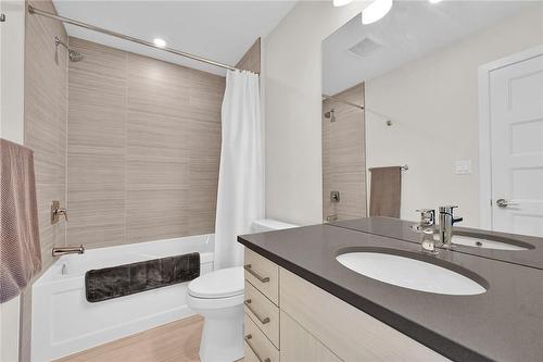 904 West Village Square, London, ON - Indoor Photo Showing Bathroom