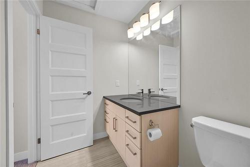 904 West Village Square, London, ON - Indoor Photo Showing Bathroom