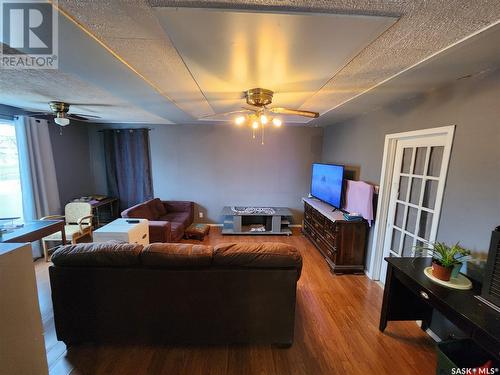 34 4Th Avenue E, Central Butte, SK - Indoor