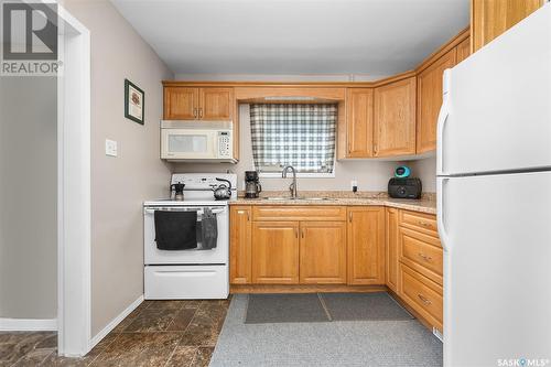 959 Iroquois Street W, Moose Jaw, SK - Indoor Photo Showing Kitchen