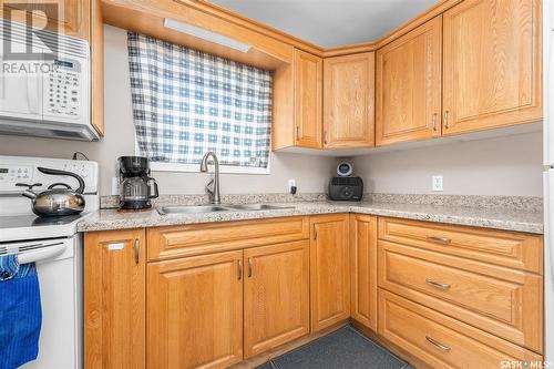 959 Iroquois Street W, Moose Jaw, SK - Indoor Photo Showing Kitchen With Double Sink