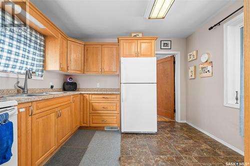 959 Iroquois Street W, Moose Jaw, SK - Indoor Photo Showing Kitchen With Double Sink