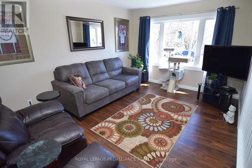 106 Mcfarland Drive, Belleville, ON - Indoor Photo Showing Living Room