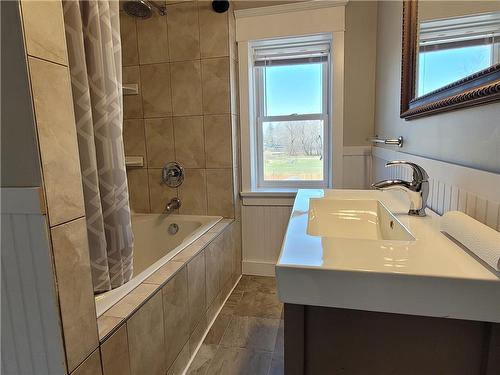 106 2Nd Avenue, Oakville, MB - Indoor Photo Showing Bathroom