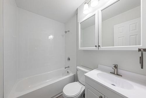 793 Colborne Street|Unit #204, Brantford, ON - Indoor Photo Showing Bathroom
