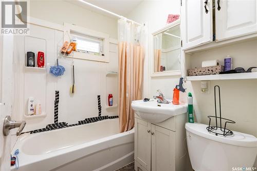 403 R Avenue S, Saskatoon, SK - Indoor Photo Showing Bathroom