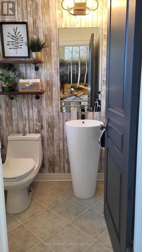 305 Hillsdale Rd, Welland, ON - Indoor Photo Showing Bathroom