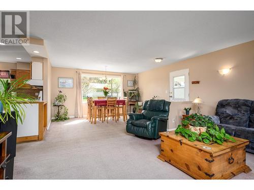 5352 Macdonald Road, Vernon, BC - Indoor Photo Showing Living Room