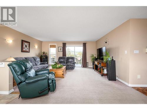5352 Macdonald Road, Vernon, BC - Indoor Photo Showing Living Room