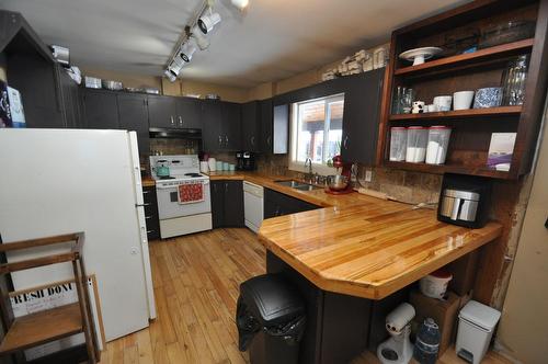 6160 Rotter Spur Road, Salmo, BC - Indoor Photo Showing Kitchen With Double Sink