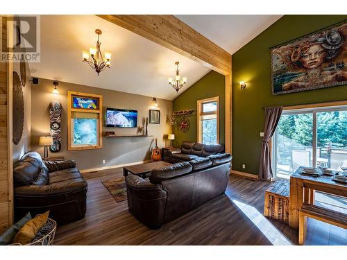 1502 Mountain View Drive, Revelstoke, BC - Indoor Photo Showing Living Room