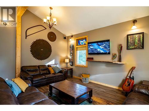 1502 Mountain View Drive, Revelstoke, BC - Indoor Photo Showing Living Room