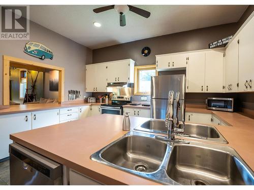 1502 Mountain View Drive, Revelstoke, BC - Indoor Photo Showing Kitchen With Double Sink