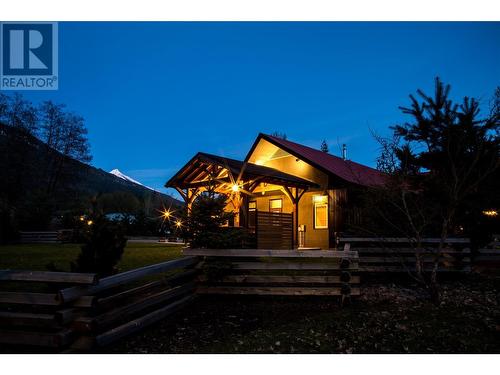 1502 Mountain View Drive, Revelstoke, BC - Outdoor