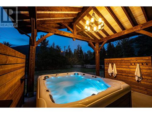 1502 Mountain View Drive, Revelstoke, BC - Outdoor