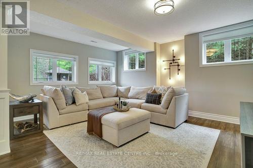209 Hume Road, Puslinch, ON - Indoor Photo Showing Living Room